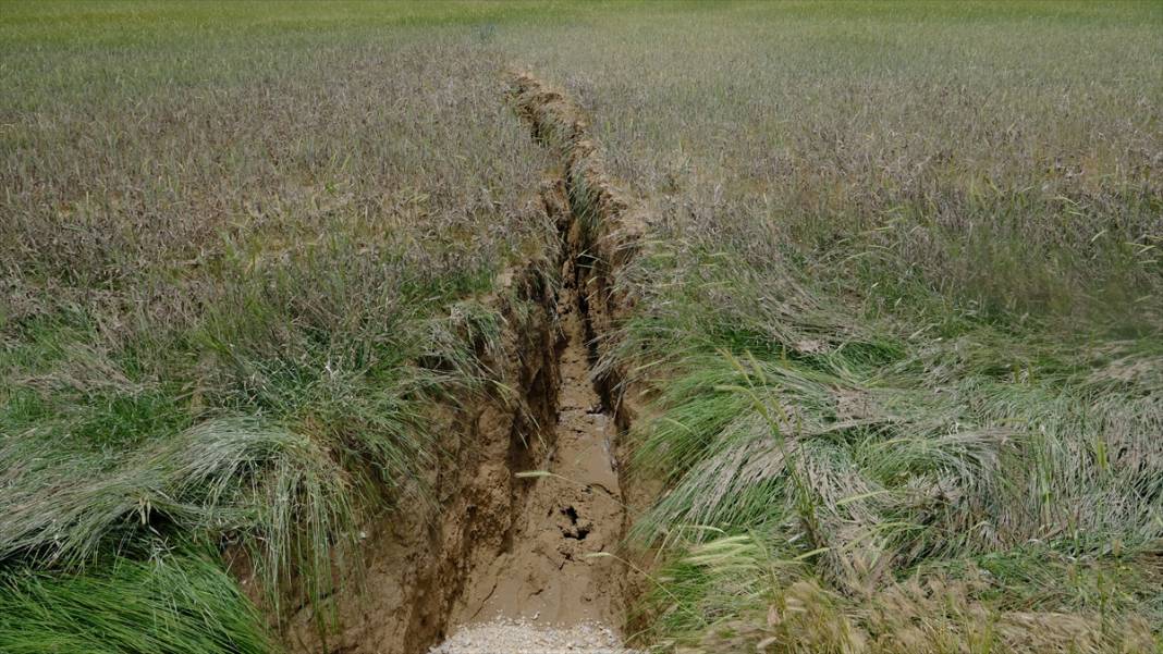 Konya’nın kurak ilçesinde toprak yarıldı! Yol ortadan ikiye ayrıldı 10